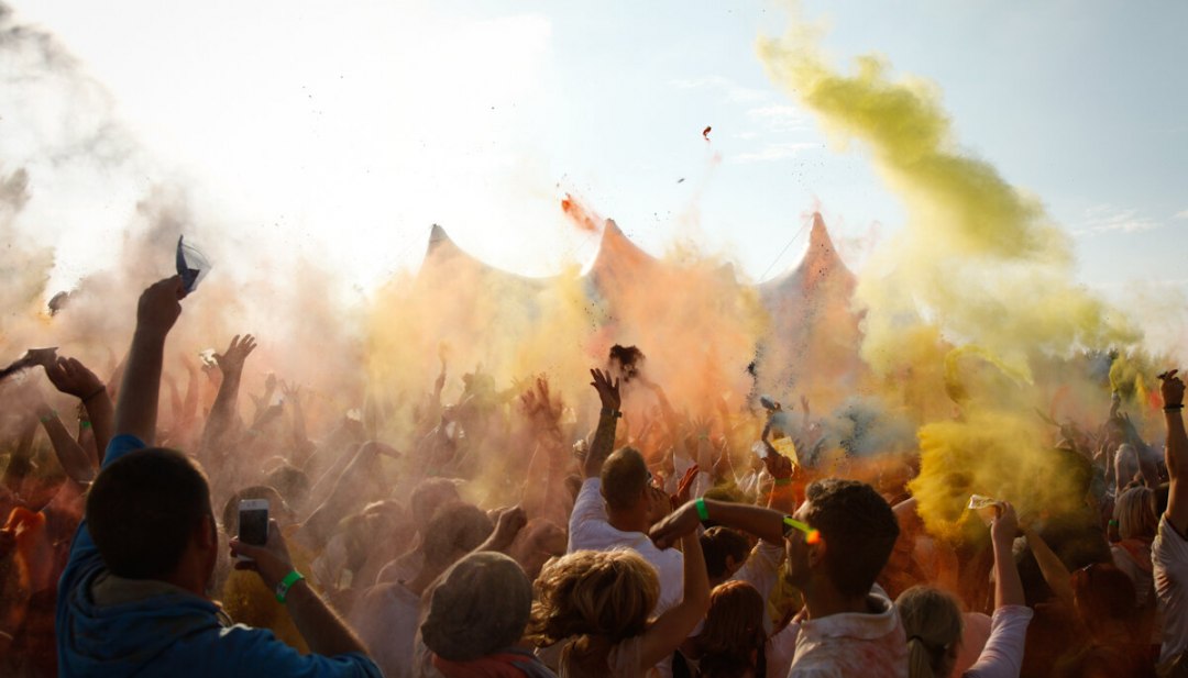 Das aus Indien stammende Holi Festival mit bunten Farben in Rostock. // © MV-T/Manthey Das aus Indien stammende Holi Festival mit bunten Farben in Rostock. // © MV-T/Manthey