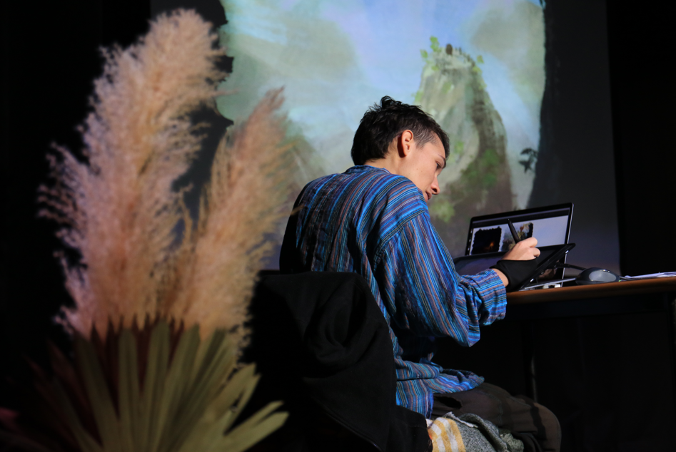 Lois zeichnet live und gibt der Geschichte Farbe und Leben. // © Atelier Auderset Lois zeichnet live und gibt der Geschichte Farbe und Leben. // © Atelier Auderset
