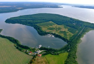 Luftbild des Fischereibetriebes mit Ferienhäusern // © Fischerei und Räucherei Alt-Schwerin/Dietmar Bürth Luftbild des Fischereibetriebes mit Ferienhäusern // © Fischerei und Räucherei Alt-Schwerin/Dietmar Bürth