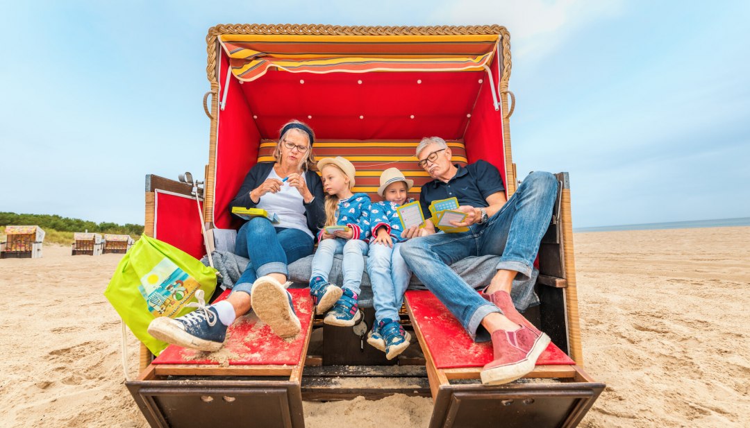 Mit den Großeltern im Strandkorb kuscheln, eine Sandburg bauen oder für Urlaubsfotos pausieren - ein Tag am Strand mit den Großeltern. // © MV-T/Tiemann Mit den Großeltern im Strandkorb kuscheln, eine Sandburg bauen oder für Urlaubsfotos pausieren - ein Tag am Strand mit den Großeltern. // © MV-T/Tiemann