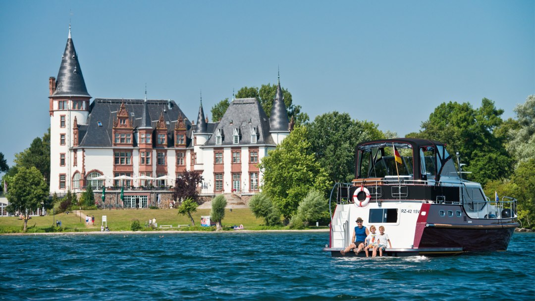 Mit dem Hausboot auf der Müritz vor dem Schloss Klink, © Yachtcharter Schulz