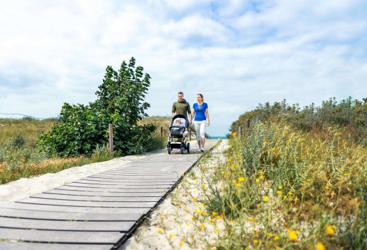 Auch Familien mit kleinen Kindern profitieren von befestigten Strandzugängen. // © MV-T/Tiemann Auch Familien mit kleinen Kindern profitieren von befestigten Strandzugängen. // © MV-T/Tiemann