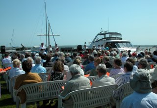 © Gottesdienst am Hafen Dierhagen2.JPG © Gottesdienst am Hafen Dierhagen2.JPG