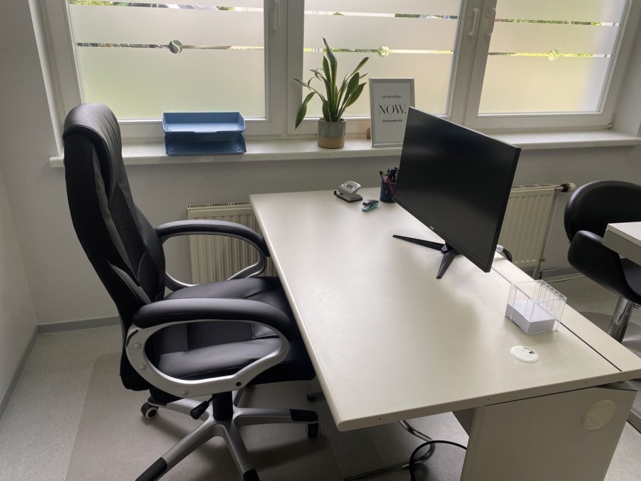 Ein Arbeitsplatz für die fixe Buchung mit Monitor und Anschlussmöglichkeiten für einen Laptop., © SG GmbH