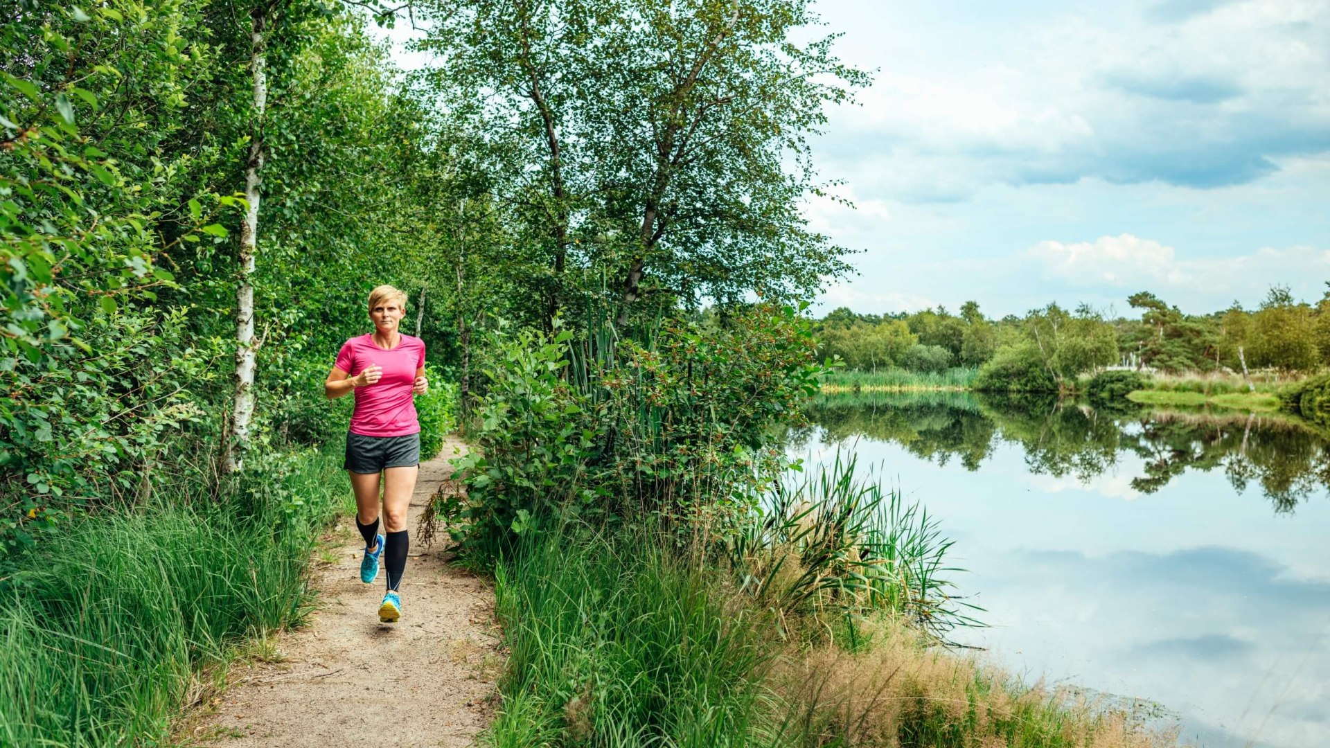 Das Naturschutzgebiet „Ribnitzer Großes Moor“ mit seiner geheimnisvollen Teich- und Waldlandschaft - die Joggerin läuft vorbei // Das Naturschutzgebiet „Ribnitzer Großes Moor“ mit seiner geheimnisvollen Teich- und Waldlandschaft // © MV-T/Tiemann Das Naturschutzgebiet „Ribnitzer Großes Moor“ mit seiner geheimnisvollen Teich- und Waldlandschaft - die Joggerin läuft vorbei