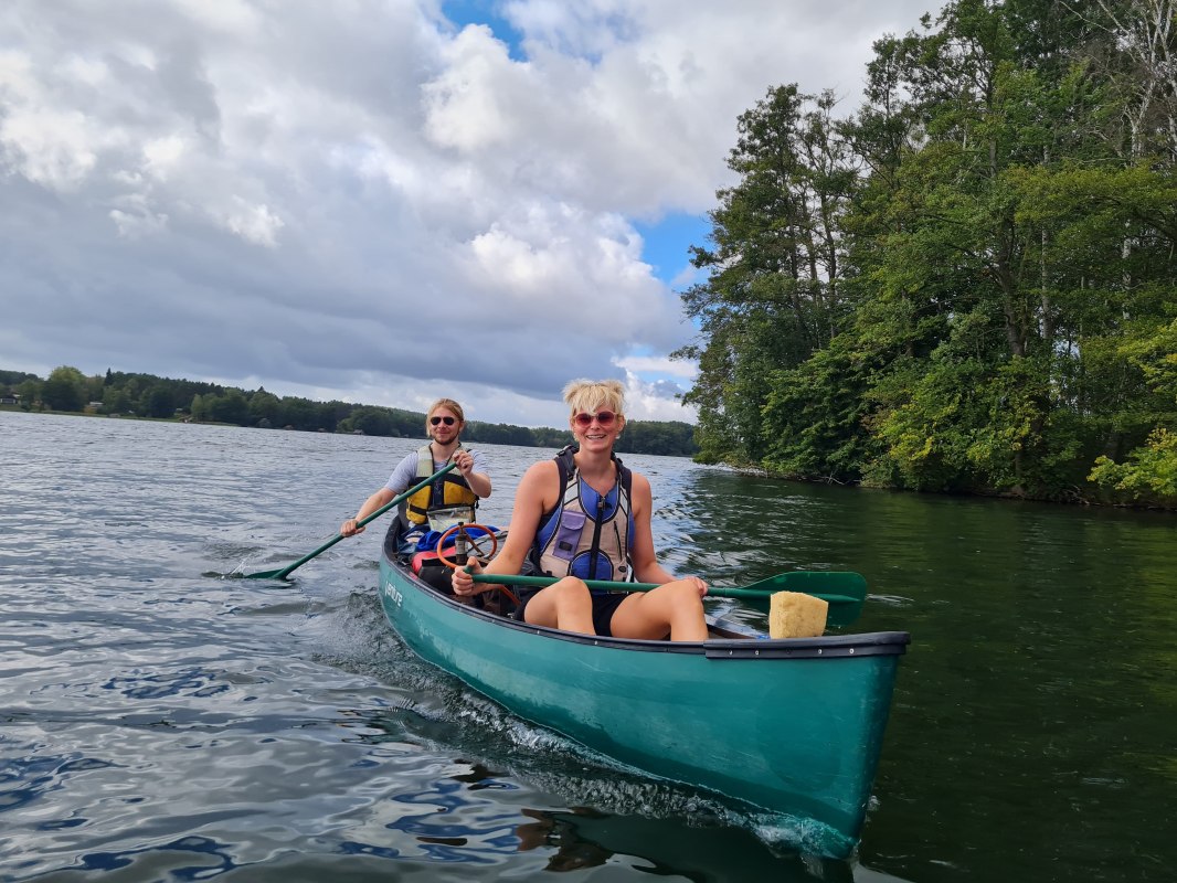 In Kanus (Canadiern) f&uuml;r zwei bis drei Personen paddeln wir &uuml;ber die Gew&auml;sser. // &copy; KompassKiki