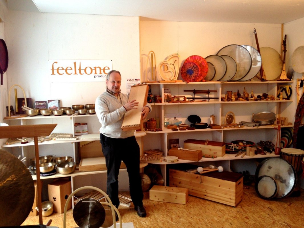 Ingo Böhme von feeltone mit einem Monochord im Verkaufsraum // © Martina Gläser-Böhme Ingo Böhme von feeltone mit einem Monochord im Verkaufsraum // © Martina Gläser-Böhme