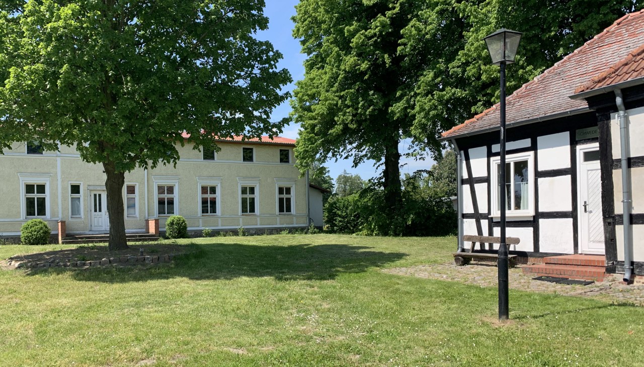 Teil der Gutsanlage mit Gutshaus, &copy; WERK Gut WOHNEN Schlatkow