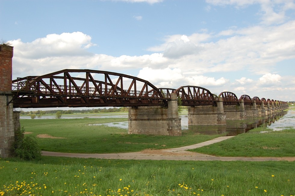 Die Brückenbögen über der Elbe erinnern an die einstige Bahnlinie, die zum Ende des 2. Weltkrieges zerstört wurde. // © Gabriele Skorupski Die Brückenbögen über der Elbe erinnern an die einstige Bahnlinie, die zum Ende des 2. Weltkrieges zerstört wurde. // © Gabriele Skorupski
