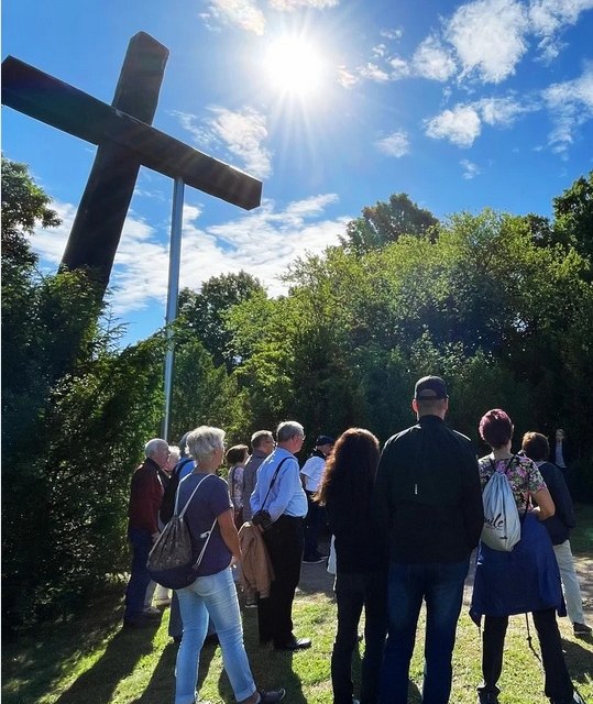 Gruppe bei einer F&uuml;hrung vor dem Eingang zur Mahn- und Gedenkst&auml;tte F&uuml;nfeichen // &copy; Vier-Tore-Stadt Neubrandenburg