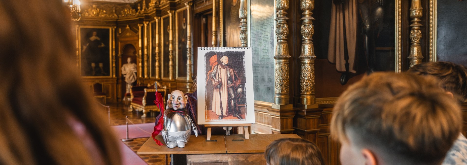 Een poppentheatertour met pop en klein schilderij in Schwerin Castle voor kinderen om te zien