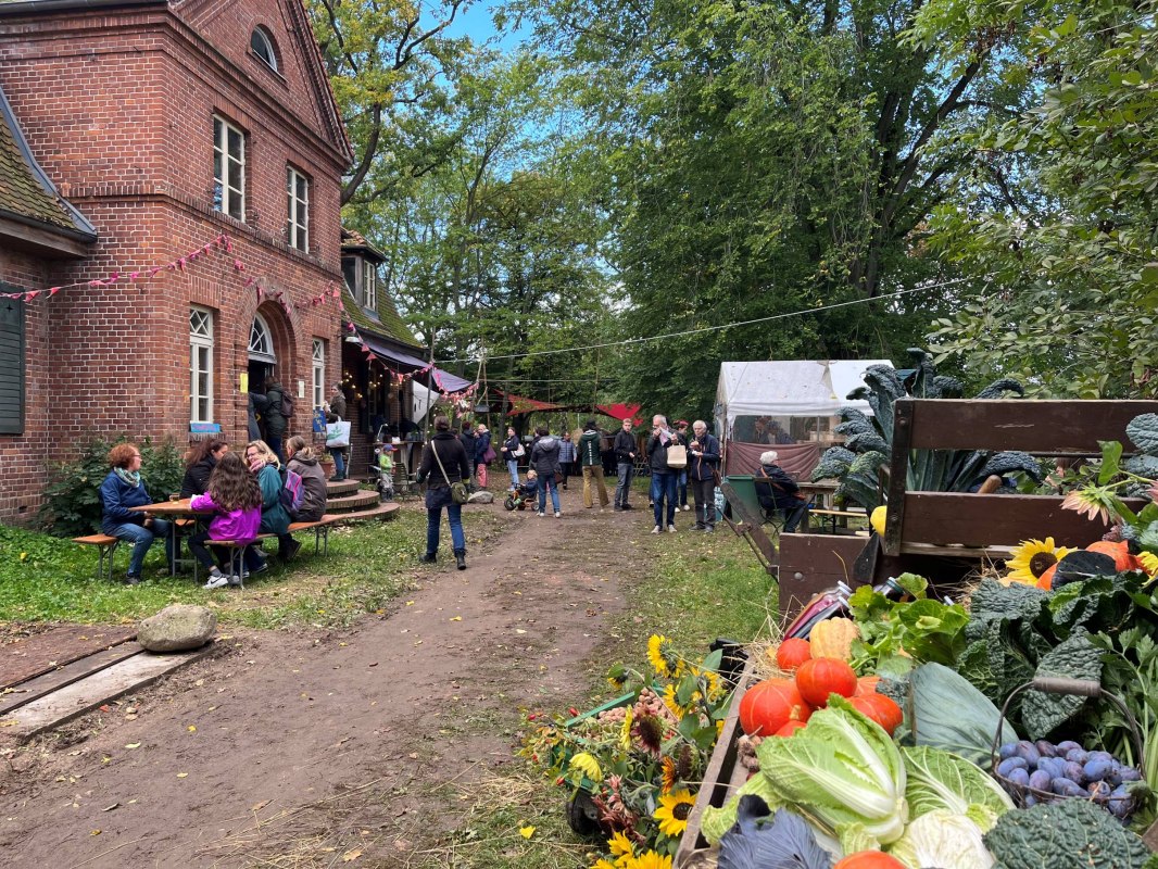 vor dem Gutshaus // &copy; Markus Ort