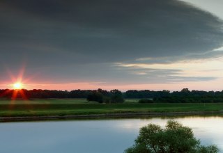 Sonnenaufgang an der Elbe zwischen D&ouml;mitz und R&uuml;terberg // &copy; LerchUlmer