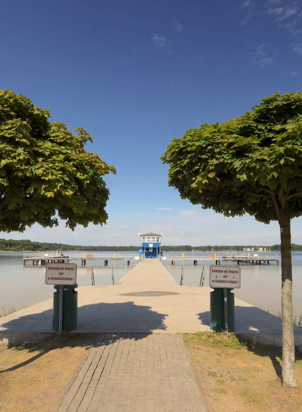 Tolle Aussichten: Der Strand neben dem Campingplatz mit großem Steg., © TMV/Gohlke Strand vom Barracuda BEach mit Blick über den Steg auf den See.