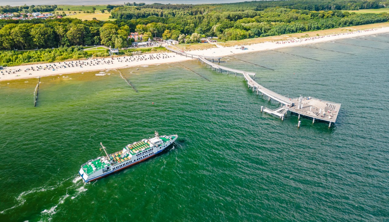 Die "MS" Vineta aus der Flotte der Adler Schiffe fährt auf die Seebrücke Koserow auf Usedom zu., © Sven Lewerenz Die "MS" Vineta aus der Flotte der Adler Schiffe fährt auf die Seebrücke Koserow auf Usedom zu., © Sven Lewerenz