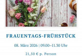 Ein liebevoll gedeckter Fr&uuml;hst&uuml;ckstisch mit frischen Br&ouml;tchen, Aufschnitt, Obst und Joghurt, hell und einladend angerichtet., &copy; spreepiraten&reg;