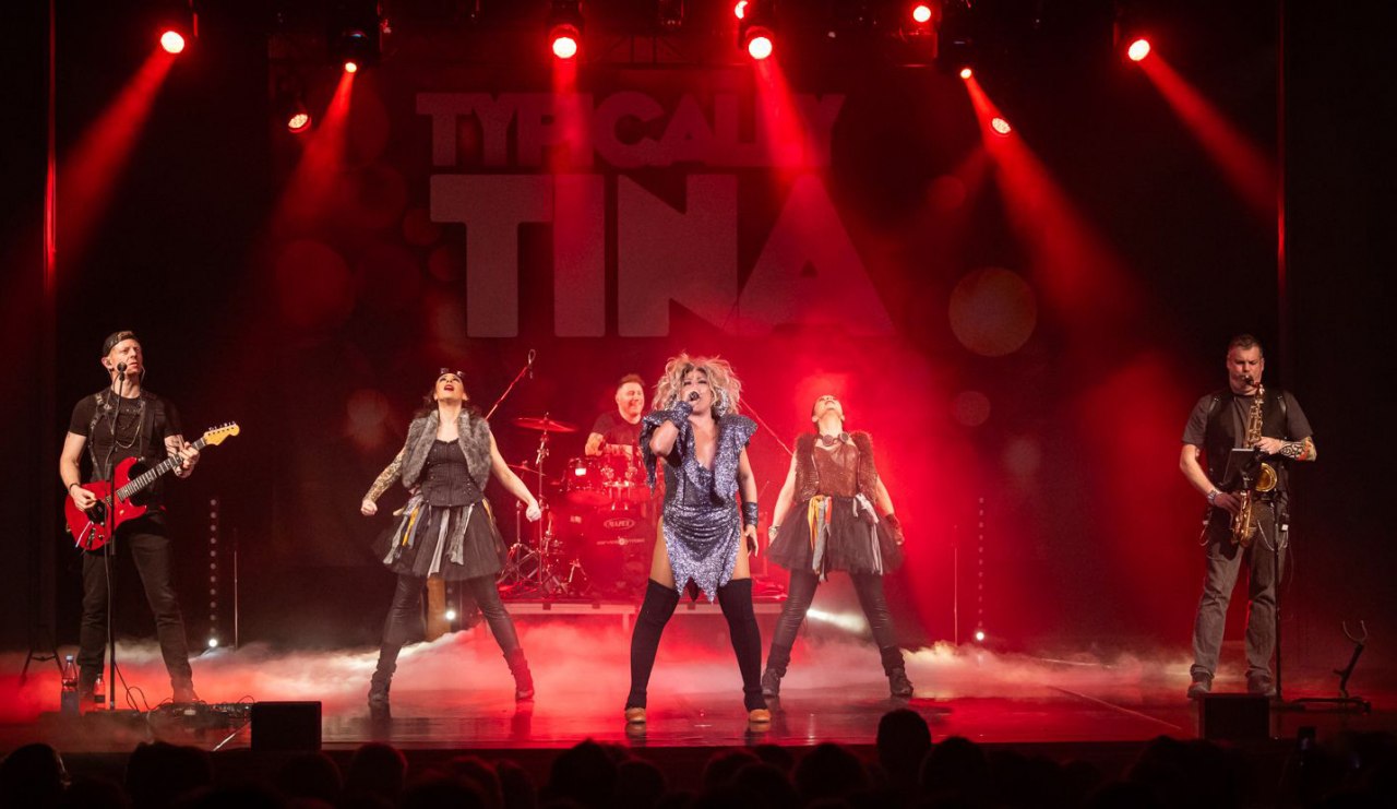 Typically TINA Show, &copy; TypicallyTINA