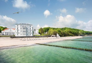 Das Luxushotel direkt am Strand umfasst ein Ensemble aus sechs klassizistischen Geb&auml;uden im ersten deutschen Seebad., &copy; Grand Hotel Heiligendamm