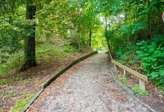 Der Weg zum Burgwall hinauf führt zum Friedhof. // © Frank Burger Der Weg zum Burgwall hinauf führt zum Friedhof. // © Frank Burger