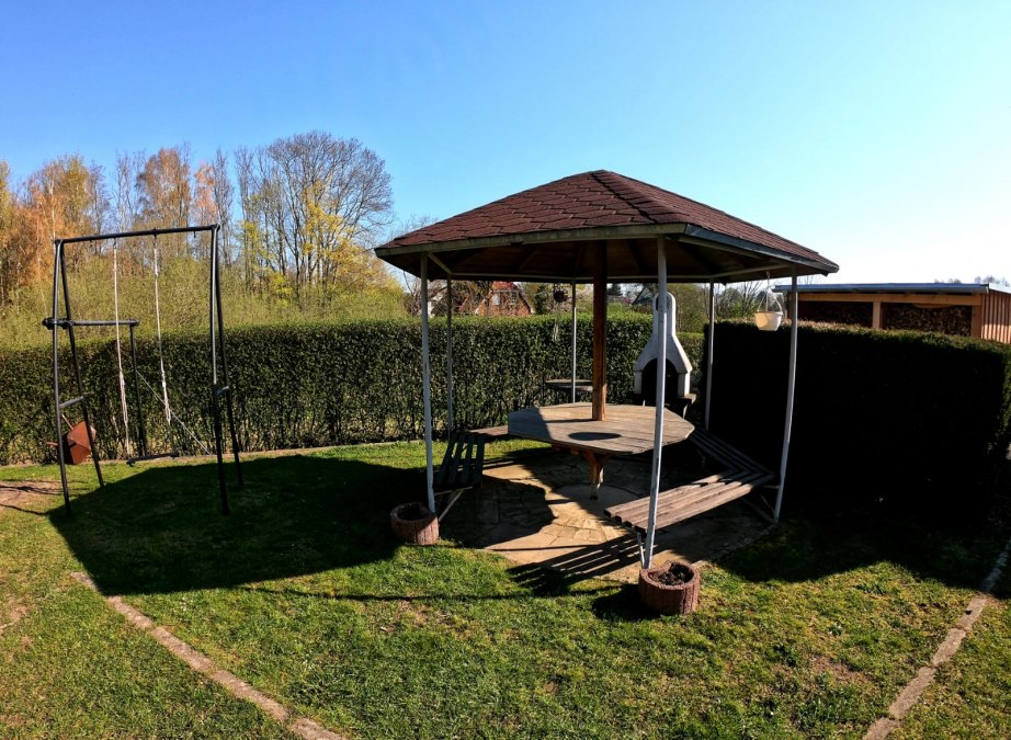 schöner überdachter Pavillon, Kinderspielzeug, © Petra Schmidt schöner überdachter Pavillon, Kinderspielzeug, © Petra Schmidt