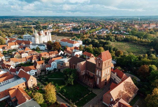 Schloss Güstrow und der Dom aus der Luft - Barlachstadt Güstrow // © MV-T/Petermann Schloss Güstrow und der Dom aus der Luft - Barlachstadt Güstrow