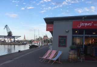 Jacques&rsquo; Wein-Depot direkt im Stadthafen Rostock // &copy; Jacques&rsquo; Wein-Depot Rostock