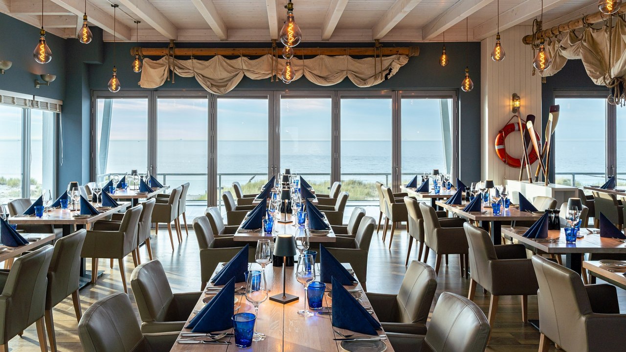 Binnenzicht van het strandrestaurant & bar "Blaue Boje". // &copy; DOMUSimages