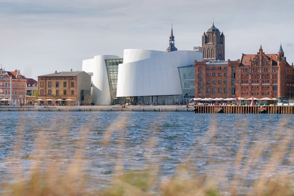 Buitenaanzicht van het OZEANEUM vanaf de havenzijde, © Anke Neumeister/Deutsches Meeresmuseum Buitenaanzicht van het OZEANEUM vanaf de havenzijde, © Anke Neumeister/Deutsches Meeresmuseum