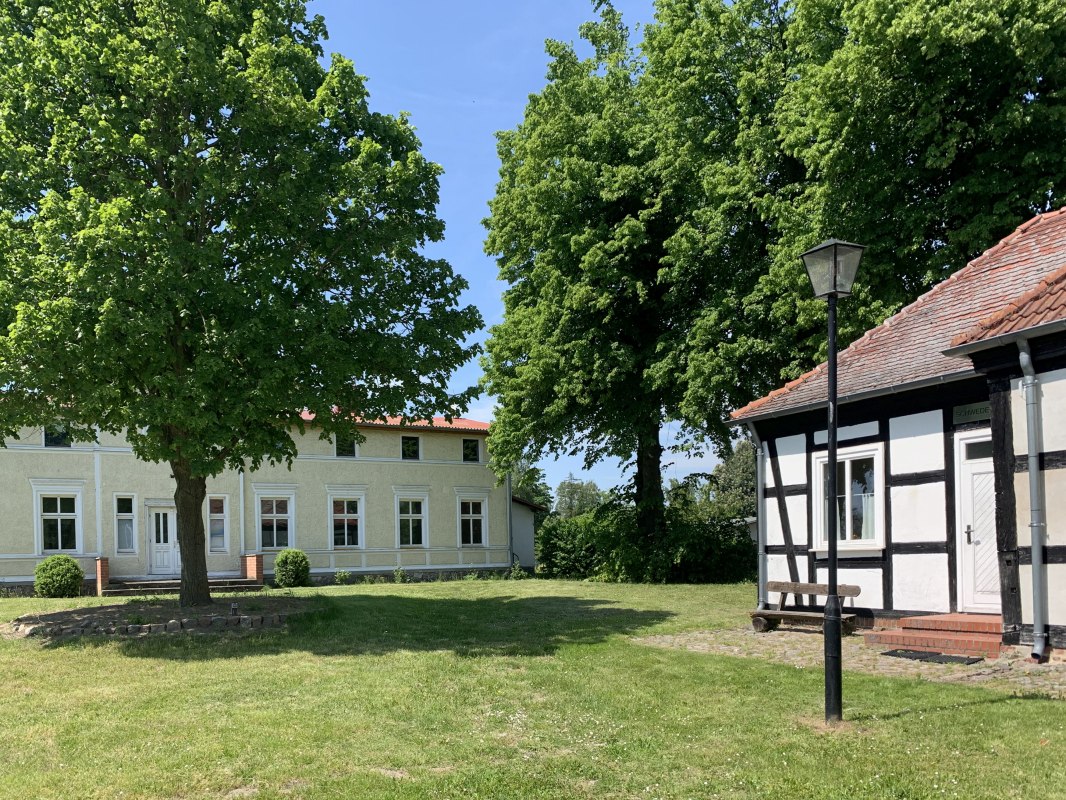 Teil der Gutsanlage mit Gutshaus // © WERK Gut WOHNEN Schlatkow Teil der Gutsanlage mit Gutshaus // © WERK Gut WOHNEN Schlatkow