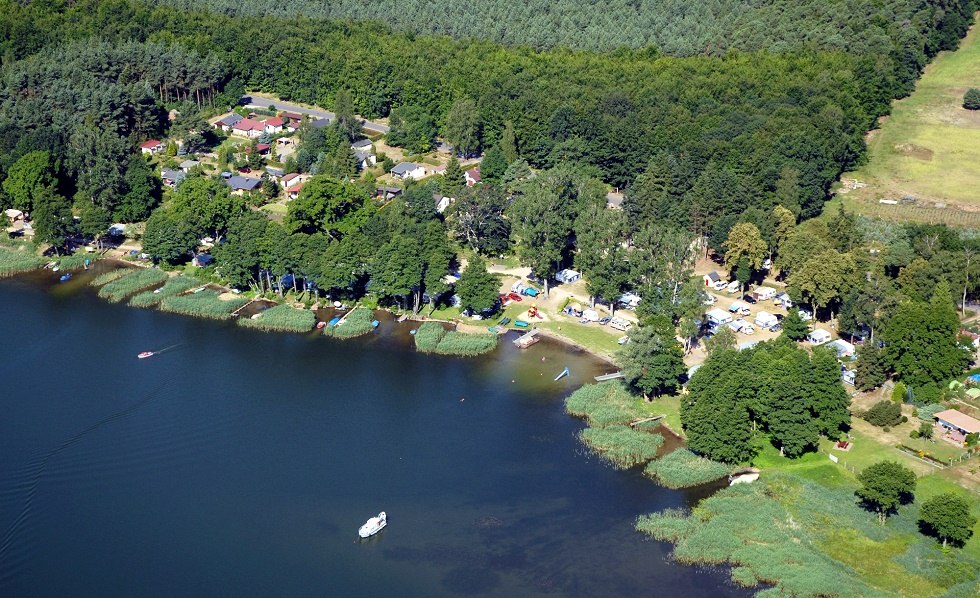 Der Platz liegt am Großen Labussee auf einer Lichtung. // © Haveltourist Der Platz liegt am Großen Labussee auf einer Lichtung. // © Haveltourist