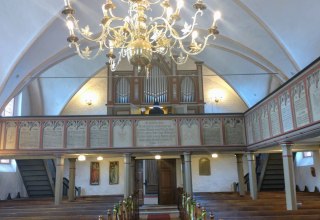 an der Gr&uuml;newald-Orgel Kr&ouml;slin // &copy; Britta Fl&ouml;dl