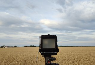 Van smartphones en digitale camera's tot analoge grootformaatcamera's - wij laten je zien hoe je sfeervolle en professionele foto's maakt. // © Fotoschule Greifswald Van smartphones en digitale camera's tot analoge grootformaatcamera's - wij laten je zien hoe je sfeervolle en professionele foto's maakt. // © Fotoschule Greifswald