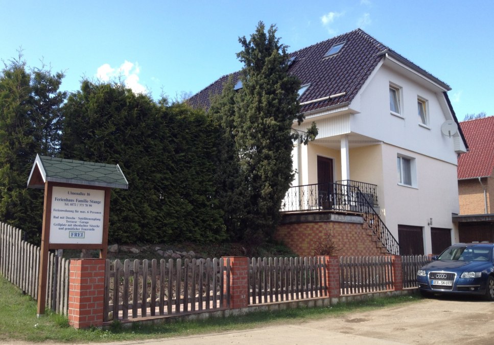 Terrasse und Garten blickgesch&uuml;tzt durch Koniferen, &copy; S. Stange