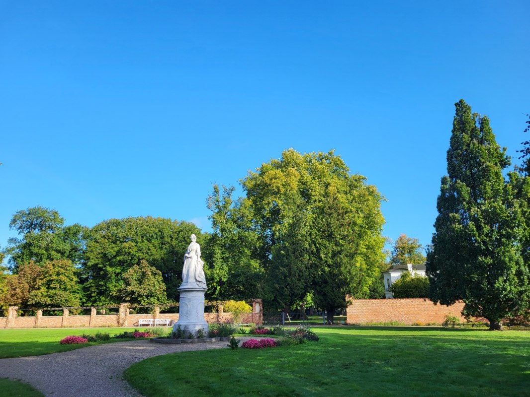 Blick in den Schlossgarten Schwerin auf das Alexandrinendenkmal und das Gr&uuml;nhaus // &copy; Tourismusverband Mecklenburg-Schwerin