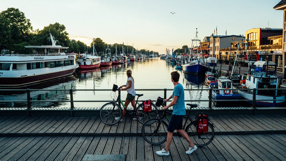Ein Spaziergang über die Bahnhofsbrücke mit Blick auf den Alten Strom in Warnemünde bei Sonnenuntergang // © MV-T/Gänsicke Ein Spaziergang über die Bahnhofsbrücke mit Blick auf den Alten Strom in Warnemünde bei Sonnenuntergang // © MV-T/Gänsicke