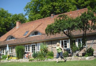Im gro&szlig;en Garten mit Liege- und Tobewiese gemeinsam aktiv sein // &copy; Landhaus im Gr&uuml;nen/K&auml;stner