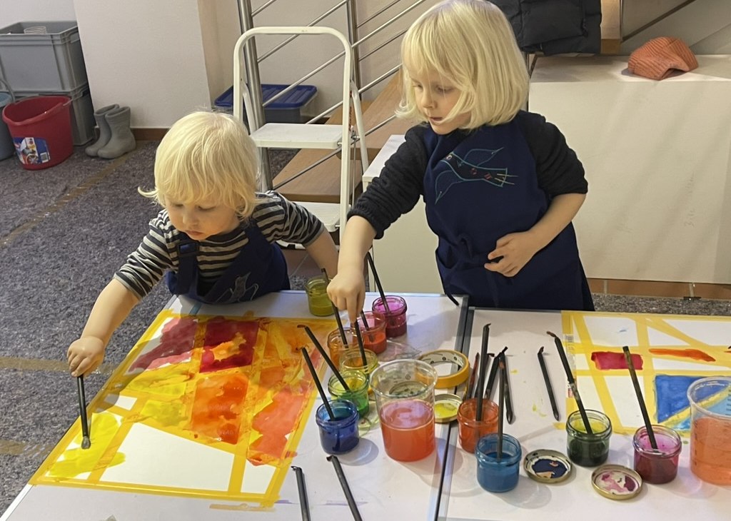 Kinder beim Malen mit Aquarellfarbe, &copy; Ute Laux