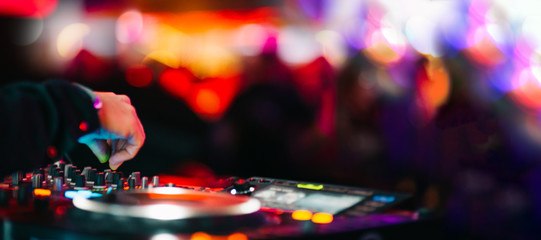 DJ Pult, &copy; Adobe Stock/ Marko Novkov
