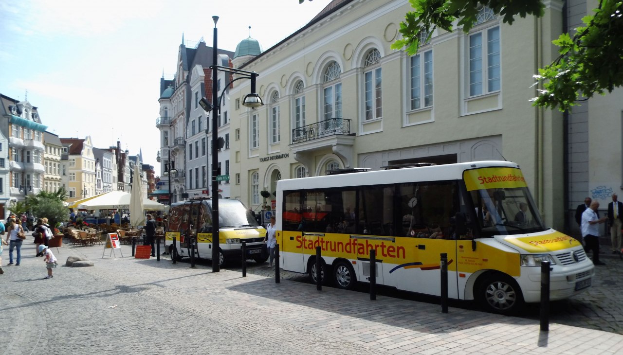 Unser 8- und 14-Sitzer Panoramabus am Universitätsplatz, © © SF Unser 8- und 14-Sitzer Panoramabus am Universitätsplatz, © © SF