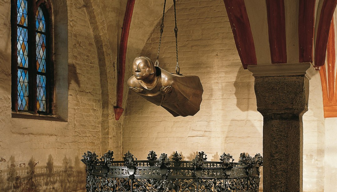 Der Schwebende von Ernst Barlach ausgestellt im Güstrower Dom. Die Plastik hängt von der Decke und schwebt dadurch in kopfhöhe. // Der Schwebende von Ernst Barlach ausgestellt im Güstrower Dom. // © Uwe Seemann Der Schwebende von Ernst Barlach ausgestellt im Güstrower Dom. Die Plastik hängt von der Decke und schwebt dadurch in kopfhöhe.