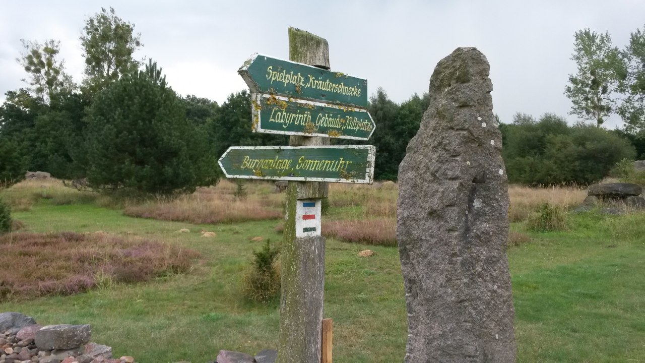 Im Findlingsgarten gibt es auch eine Haltestelle der Schmalspurbahn // &copy; Angelika Michaelis