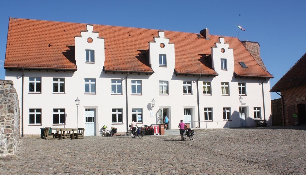 Burganlage mit Touristinformation, Fangelturm, Heimatstube und Fischereiausstellung // &copy; Mecklenburgische Kleinseenplatte Touristik GmbH
