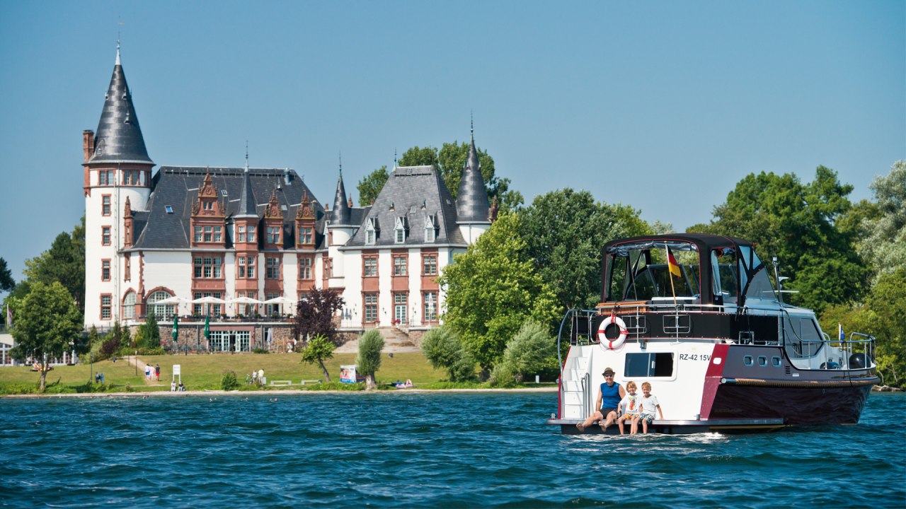 Mit dem Hausboot auf der M&uuml;ritz vor dem Schloss Klink // &copy; Yachtcharter Schulz