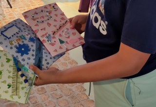 Gl&uuml;ckliche Teilnehmerinnen des Buchbinde-Workshops mit ihren "Werken" // &copy; WerkHausWaren.de