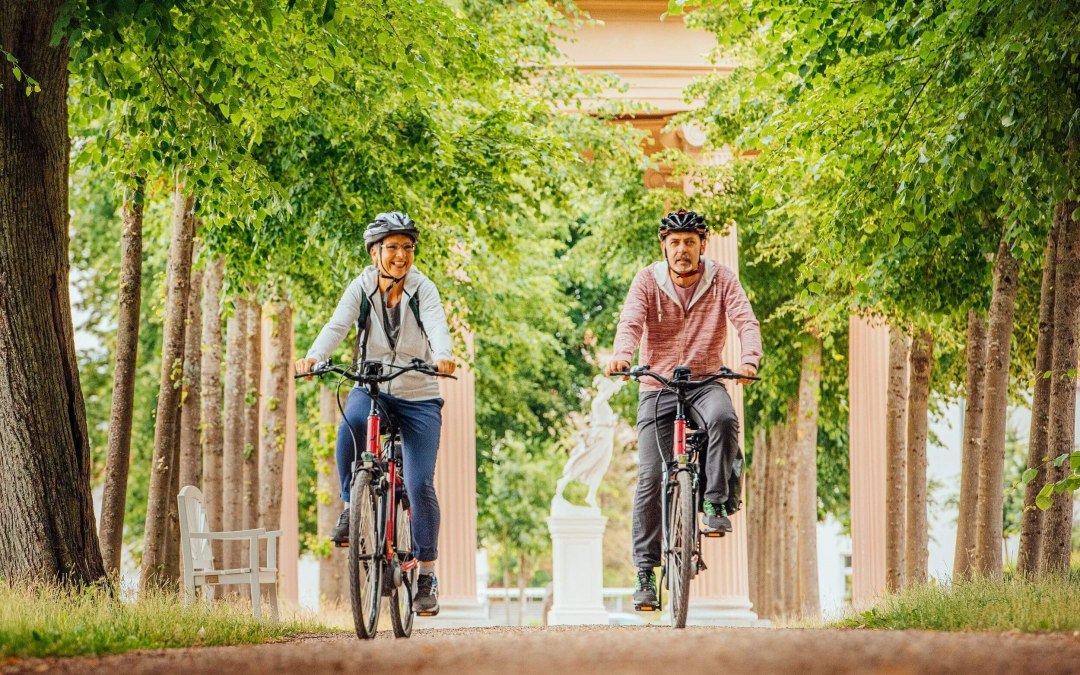 Mit dem Fahrrad unterwegs im Schlossgarten Neustrelitz, &copy; TMV/Tiemann