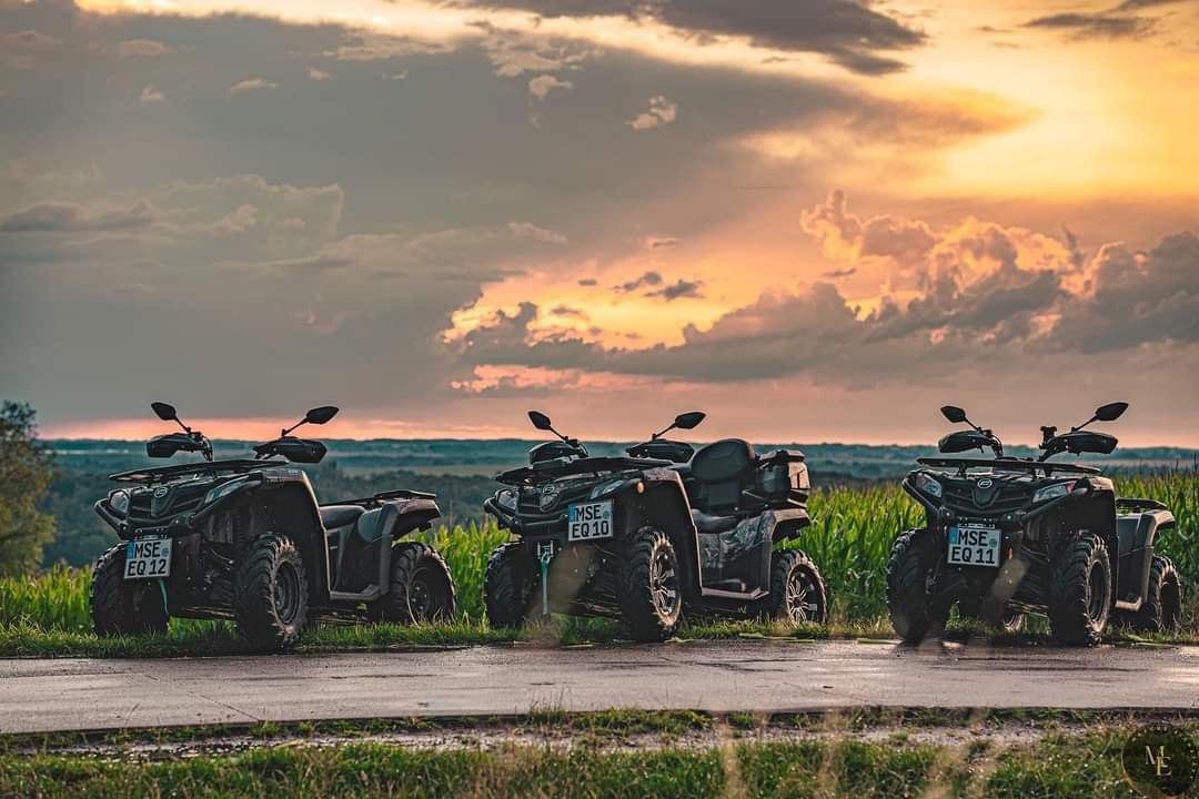 Verschillende quads van Eichi&rsquo;s Landtour tegen de achtergrond van het landschap van het Mecklenburgse merengebied bij een sfeervolle avondzon. // &copy; Eichis Landtour