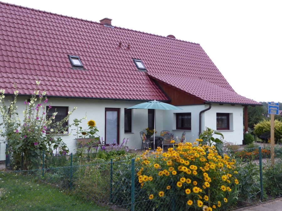Eingang zur Ferienwohnung mit Sitzmöglichkeit im Garten, © Beate Lindstaedt