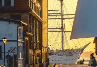 Blick im Hafen auf die Gorch Fock // &copy; Ekkehard Gnadler, Fotocommunity Stralsund