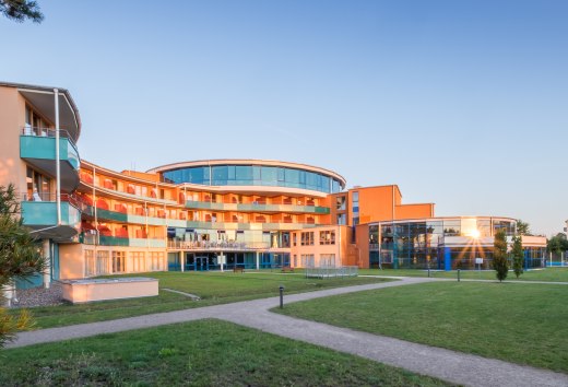 Das Kurzentrum Waren von Au&szlig;en beim Sonnenuntergang