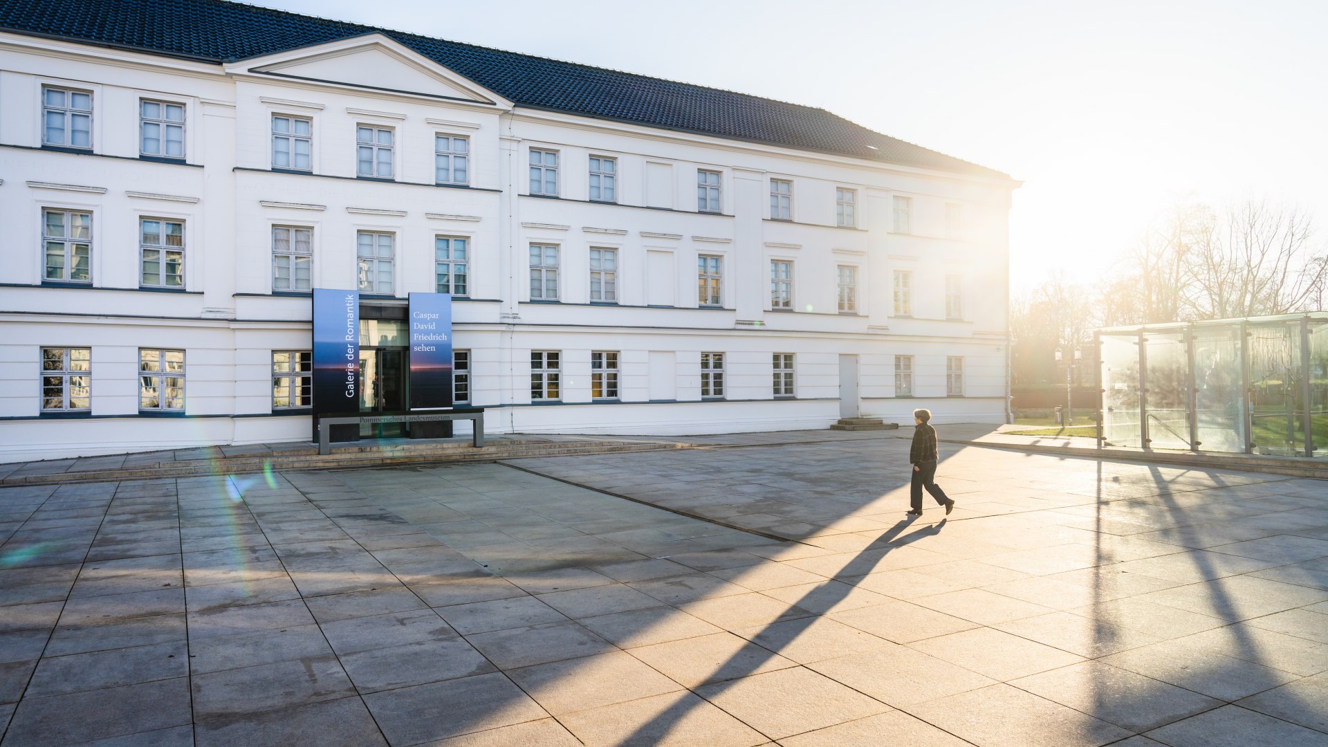 Wei&szlig;es klassizistisches Geb&auml;ude des Pommerschen Landesmuseums in Greifswald im Sonnenlicht.
